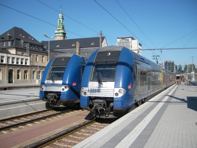 Zwei franzsische Triebzge nebeneinander im Bahnhof Luxemburg: 362 bereit zur Abfahrt nach Nancy, 365 ist gerade von Nancy angekommen. 14.10.07