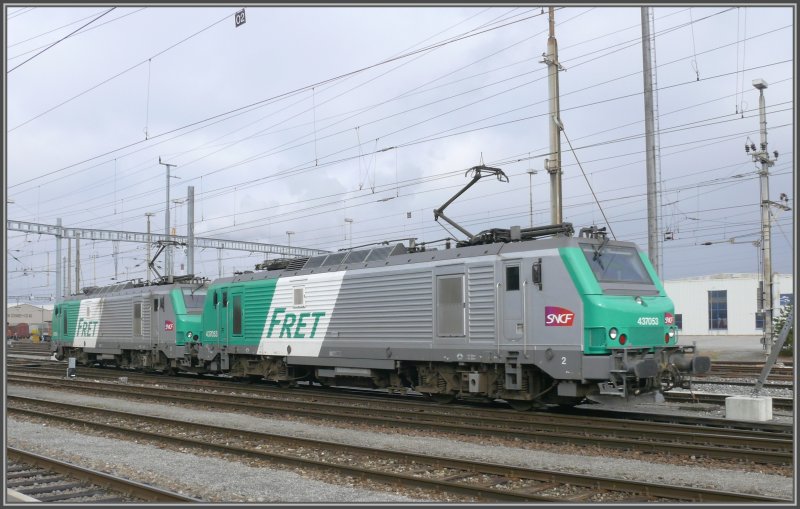 Zwei FRET Maschinen der SNCF (437049 und 437053)treffen in Buchs SG ein, um einen Autozug abzuholen. (01.11.2007)