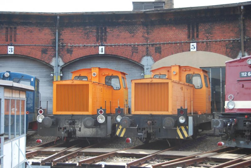 Zwei Gartenlauben stehen vorm Schuppen 2 des SEM Chemnitz, 22.08.08