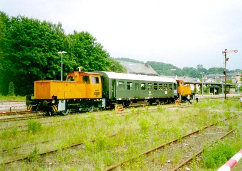 Zwei Gartenlaupen befrdern die Gste des VSE Schwarzenberg im Juni 2003 zwischen Bahnhof und BW
