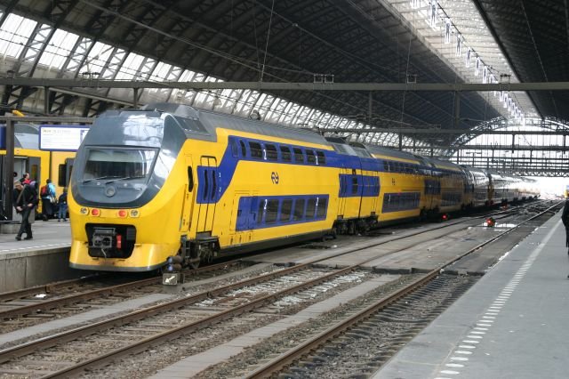 Zwei gekoppelte 8400-Einheiten in Amsterdam-Central: 04.03.2007