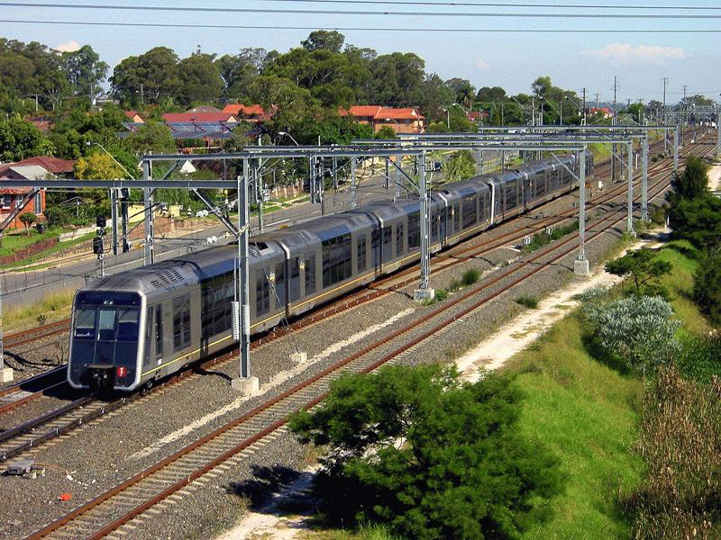 Zwei gekoppelte Tangara-Einheiten Richtung City bei Glenfield Station, Sydney April 2002