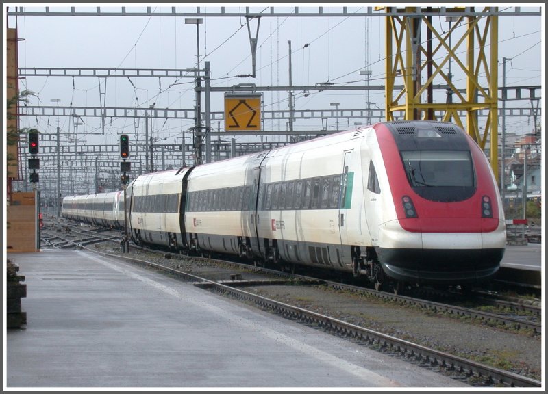 Zwei gekuppelte ICN schlngeln sich aus dem Zrcher Hauptbahnhof.
(19.03.2007)