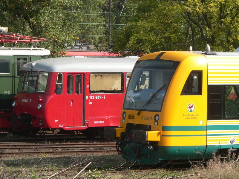 Zwei Generationen von kleinen Triebwagen am 30.9.2006 in Berlin Schneweide. Hinten 172 001-0 der DR, vorne VT 650.76 der ODEG.