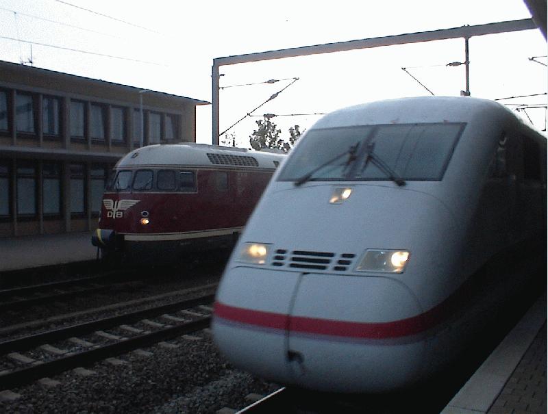 Zwei Generationen treffen sich: VT 08 520 und ein ICE der zweiten Generation am 3.10.02 in Wolfsburg.