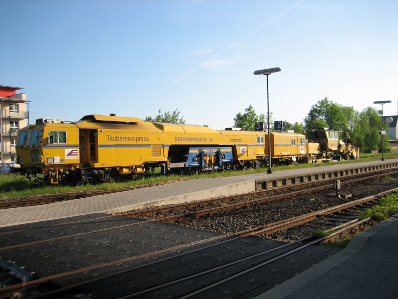 Zwei Gleisbaumaschinen im Bahnhof Pfarrkirchen.
