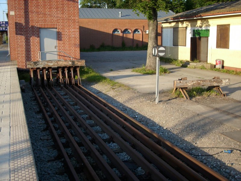 Zwei von der Gre unterschiedliche Prellbcke in Bergen/Rgen. 