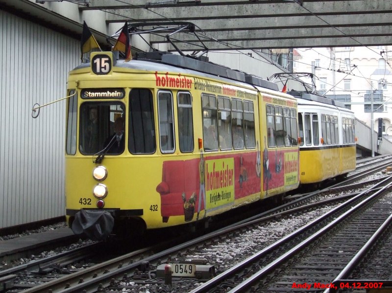 Zwei GT-4 an einem der letzten Tage der legend�ren 15er Linie stehen vor der Einfahrt zum Charlottenplatz. (04.12.2007)