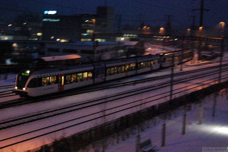 Zwei GTW der Thurbo kommen im Morgengrauen des 15. Januar 2009 nach Oberwinterthur hereingeschneit. 