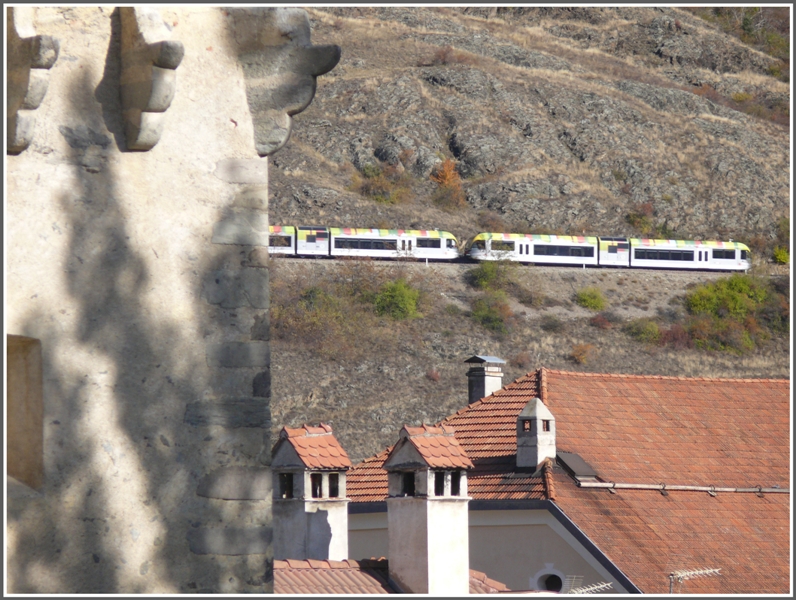 Zwei GTW der Vinschgerbahn unterhalb von Mals. Als Vordergrund diente einer der Stadttrme und die Dcher von Glurns. (29.10.2009)