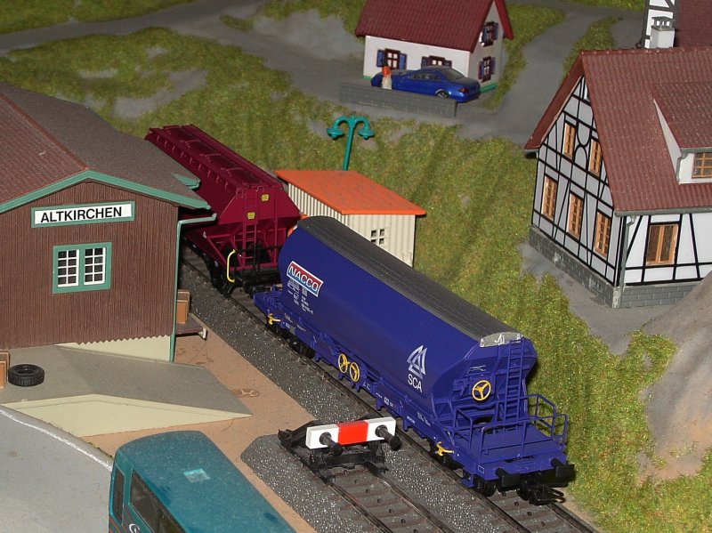 Zwei Gterwagen abgestellt im Anschlussgleis des Gterschuppens. 