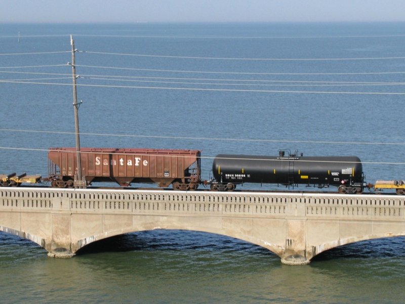 Zwei Gterwagen auf einer Brcke. Aufgenommen am 9.2.2008 bei Galveston (Texas).