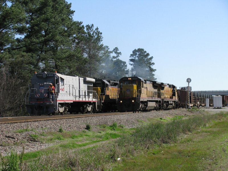 Zwei Gterzge der Union Pacific begegnen sich am 17.2.2008 in Spring (bei Houston, Texas).