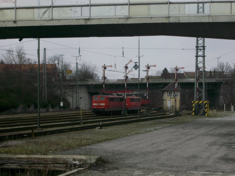 Zwei Gterzugloks fahren aus dem Bf Villingen (Schwarzw) in Ri Offenburg (beim Wrterstellwerk) aus. 