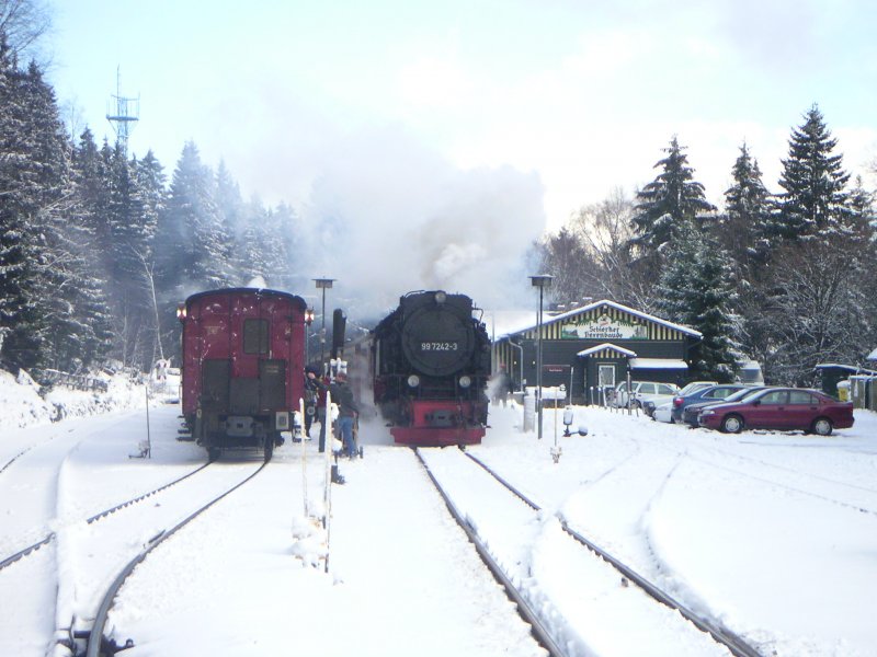 Zwei Harquerbahn Dampfz�ge treffen sich im Winter 2004 im Bahnhof Schierke.