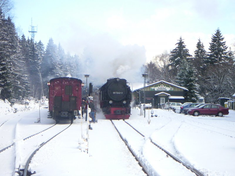 Zwei Harquerbahn Dampfzge treffen sich im Winter 2004 im Bahnhof Schierke.