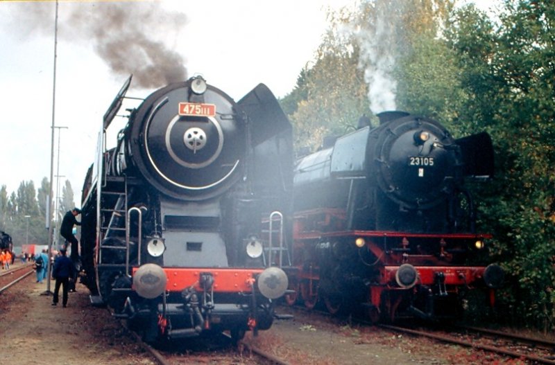 Zwei herausragende Vertreter 1.klassigen Dampflokbaus - die tschechische Prinzessin 475 111, gebaut 1947 in Plzen und rechts daneben die 23 105. Sommer 1999 in Nrnberg, auf dem alten Gelnde Ga Nrnberg-Sd