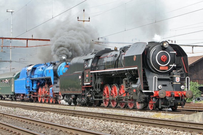 Zwei herrliche tschechische Dampflokomotiven ( Grfin  475.179 und  Albatros  498.022) , auf der Rckfahrt vom  Jubilumsfest Gotthardbahn  von Erstfeld in Richtung Schaffhausen. Wettingen/AG 10.Sept. 2007