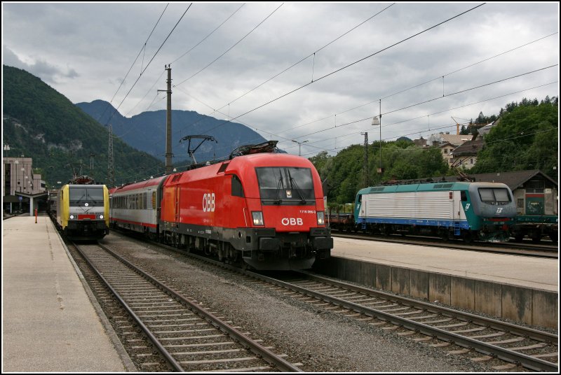 Zwei Hersteller, drei Lnder, drei Bahngeselschaften und ein Ziel: Mehr Verkehr auf die Schiene . Auf Gleis 1 wartet die E189 930RT auf den OEC 566  ZUKUNFTSZENTRUM TIROL  von Innsbruck nach Wien, den die 1116 066 am Haken hat. Und rechts im Bild 9183 0 412 020-0 als Schiebelok im Auftrag der TXL. (Kufstein 28.06.07)