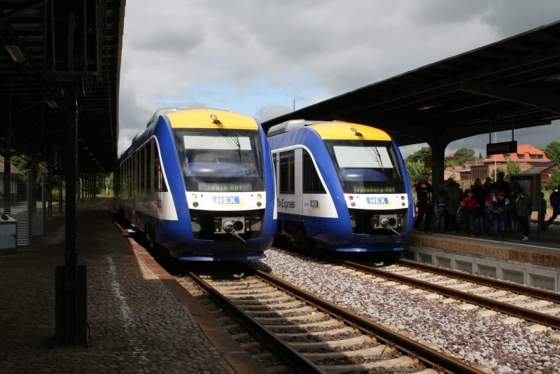 Zwei HEX-Triebwagen bei der Kreuzung in Quedlinburg.11.06.09.