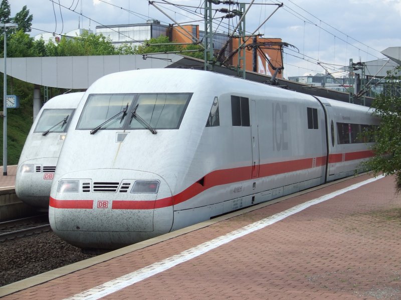 Zwei ICE 1 stehen im Bahnhof Kassel-Wilhelmshhe zur Abfahrt bereit. (07.08.2008)