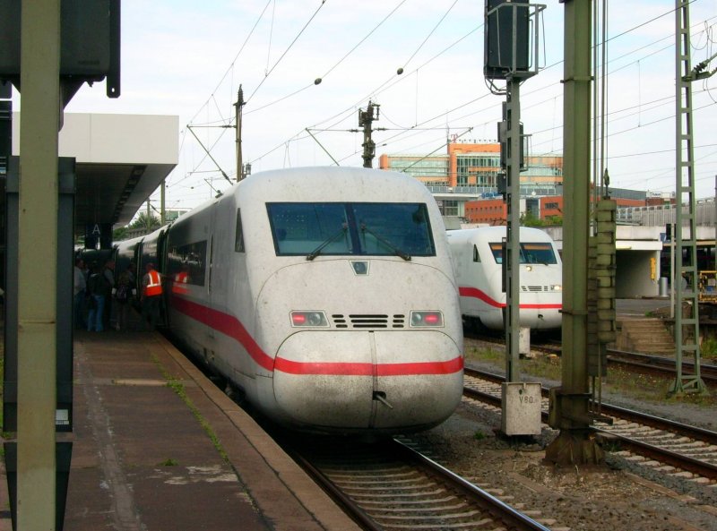 Zwei ICE-2 der Baureihe 402 stehen am 21.08.08 im Hbf Hannover und warten auf die Abfahrt.