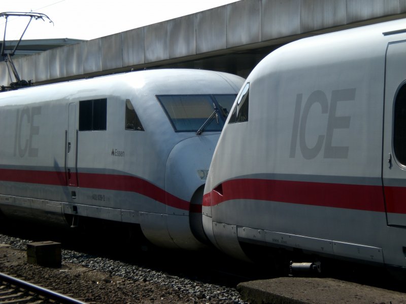 Zwei ICE 2 ( Essen) und unbekannt) stehen am 31.7.2008 zur Abfahrt nach Kln/Dsseldorf in Hannover Hbf bereit. 