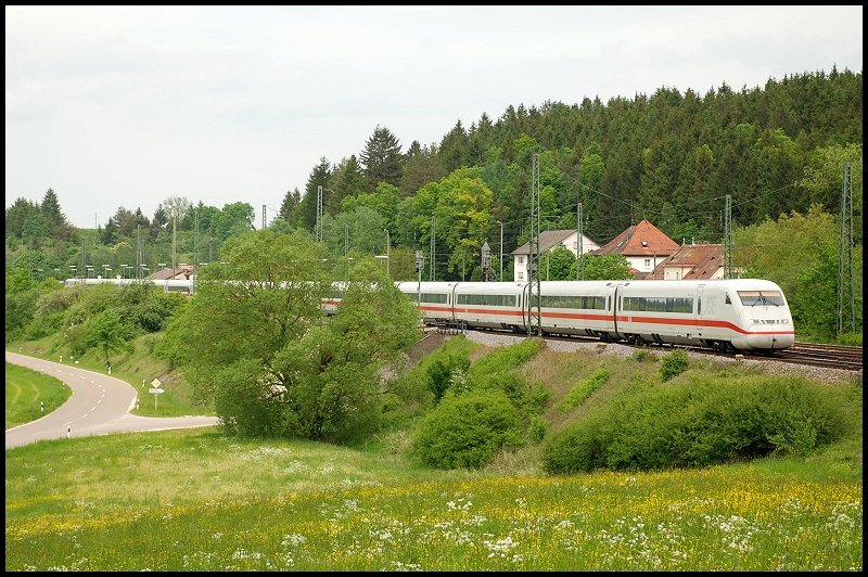 Zwei ICE-2 sind unterwegs nach Mnchen Hbf. Aufgenommen im Mai 2008 bei Otting-Weilheim.