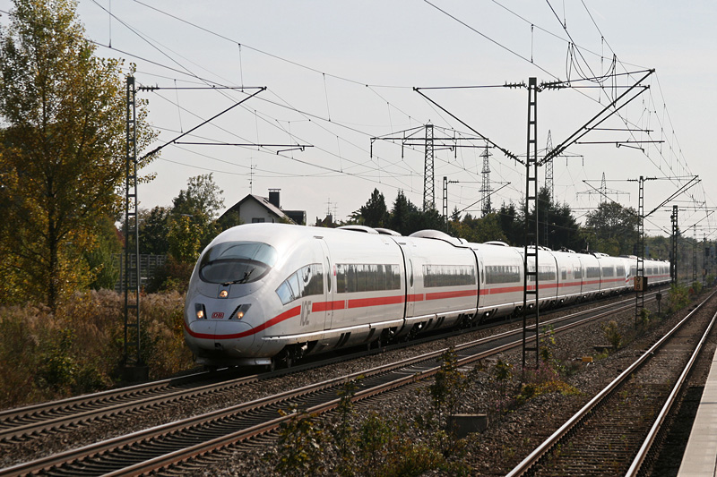 Zwei ICE 3 als ICE 518 am 03.10.2009 in M�nchen-Langwied.