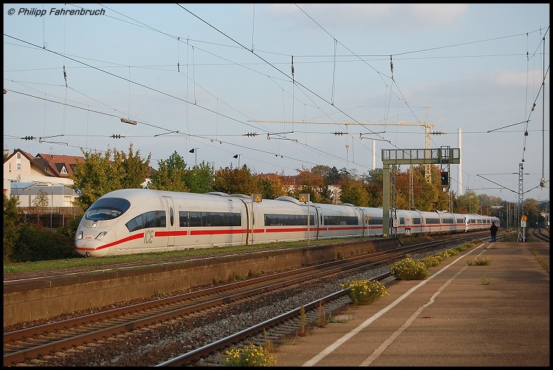 Zwei ICE-3-Triebz�ge durchfahren am Abend des 13.10.07 den S-Bahn-Haltepunkt Esslingen-Oberesslingen mit Fahrtrichtung Stuttgart HBF.