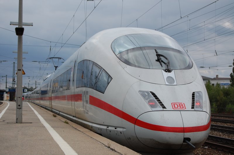 Zwei ICE-3 Triebzge stehen am 09.08.07 im Bahnhof Mnchen-Pasing.