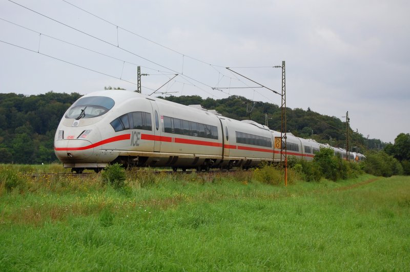 Zwei ICE-3-Triebzge zischen am 21.08.07 am Kilometer 75 der Filsbahn nahe Westerstetten mit Fahrtrichtung Ulm vorbei.