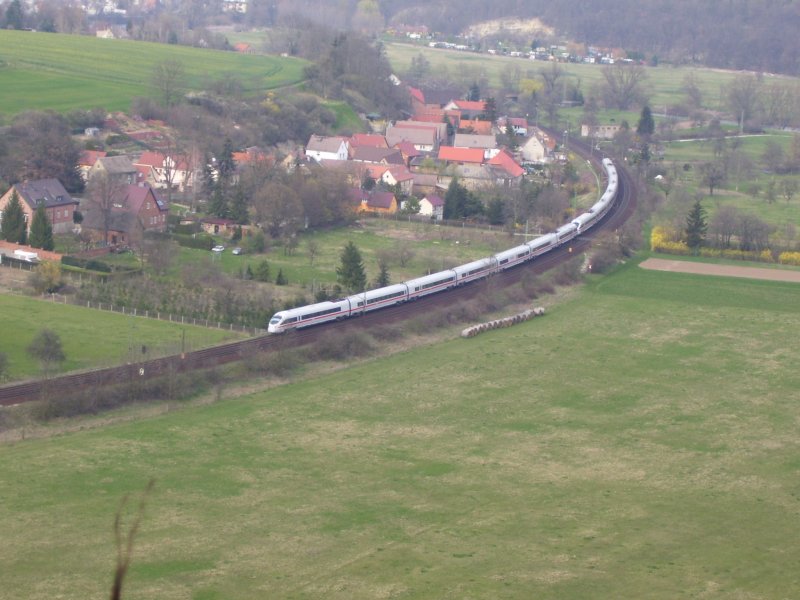 Zwei ICE-T auf der Fahrt von Hamburg-Altona nach Mnchen Hbf, am 31.03.2007 unterhalb der Rudelsburg bei Bad Ksen.