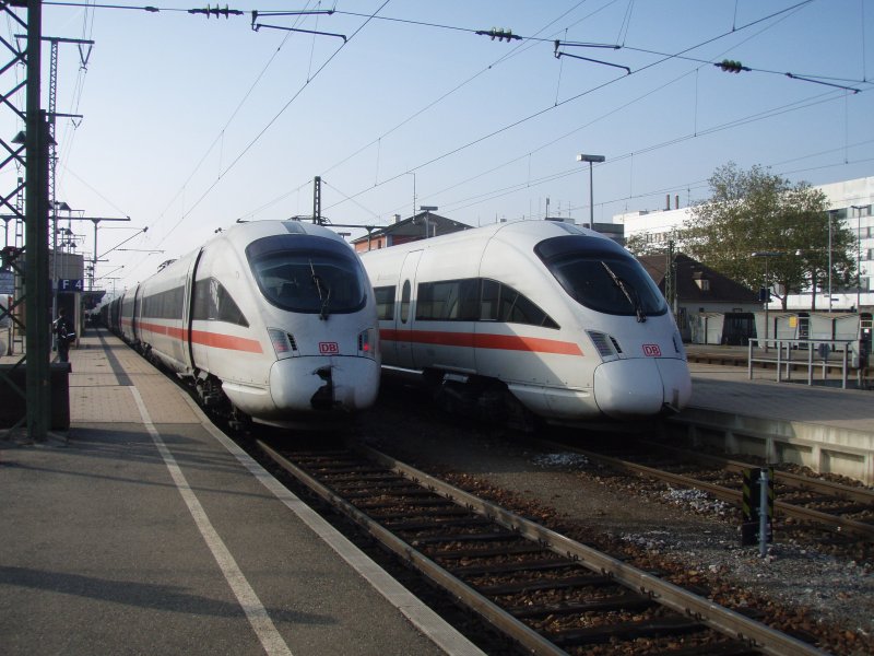 Zwei ICE-T im Bahnhof Singen (Htwl.)
Einer offenbar mit  feindkontakt  ;) an der Kupplungsabdeckung beschdigt.
