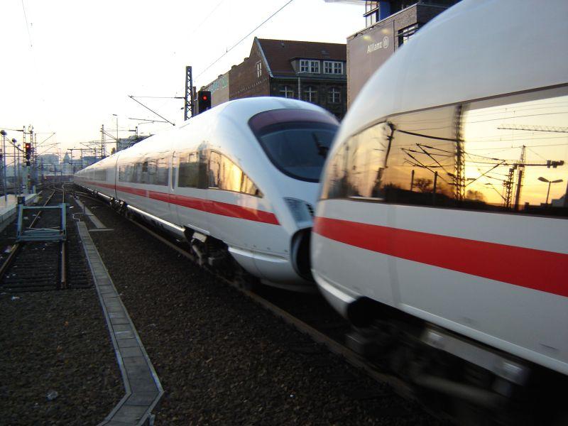 Zwei ICE-T verlassen den Berliner Ostbahnhof.