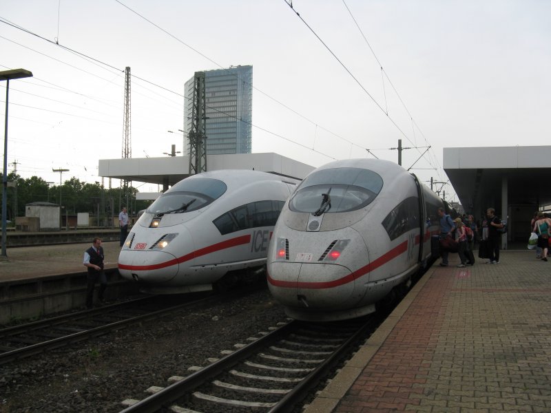 Zwei ICE3 Zge in Mannheim Hbf(27.07.08).ICE601 von Kln Hbf nach Basel SBB(links) und ICE514 von Mnchen Hbf nach Hamburg-Altona(rechts).