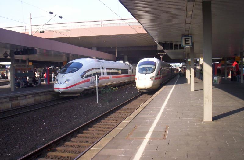 Zwei ICEs in Dsseldorf Hbf. Der Rechte ist eine 411die ber Duisburg, Essen, Dortmund, Hamm(Westf), Paderborn nach Erfurt fhrt. Der Linke ist eine 406 die ber Kln Messe/Deutz, Siegburg nach Frankfurt(Main) Hbf fhrt. Das Foto endsrand am 03.04.2005