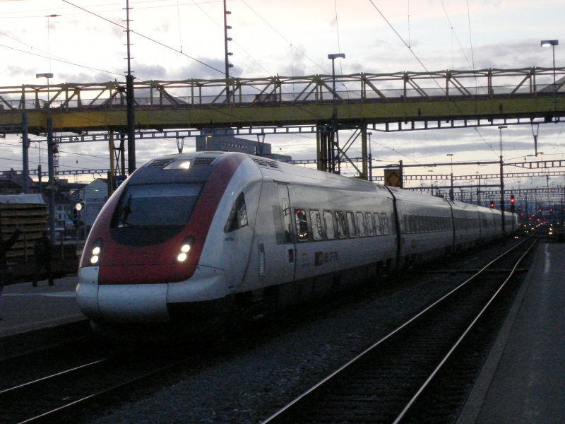 Zwei ICN fahren am 18.11.2006 bei Abendstimmung in den Zrcher Hauptbahnhof ein.