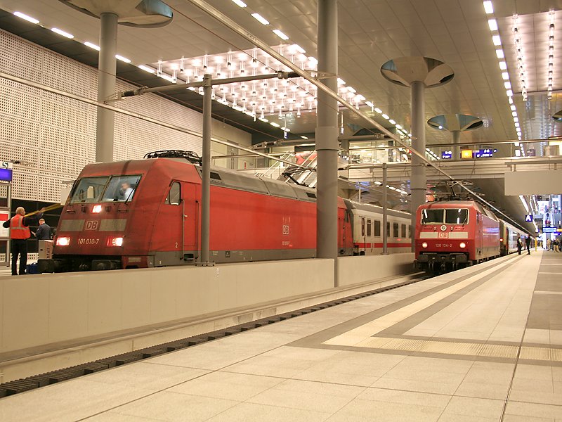 Zwei InterCity-Loks verschiedener Generationen treffen sich im Berliner Hauptbahnhof.
(15.09.2007)