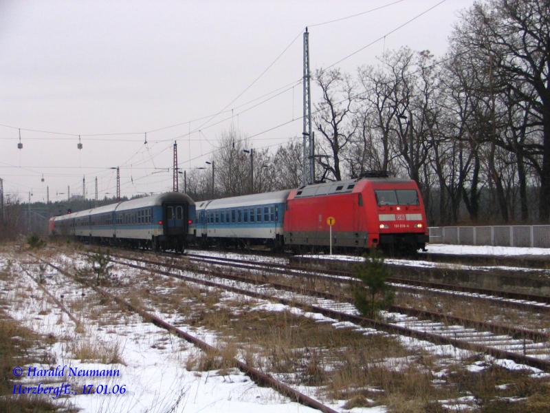 Zwei InterRegio auf einem Bahnhof! Tglich kurz vor 14 Uhr findet in Herzberg/Elster (Brandenburg) eine IR/IR-Zugkreuzung statt. Links im Bild, auf Gl.2 wartet IR2284 auf die Durchfahrt des IR2285 (Gl.1).