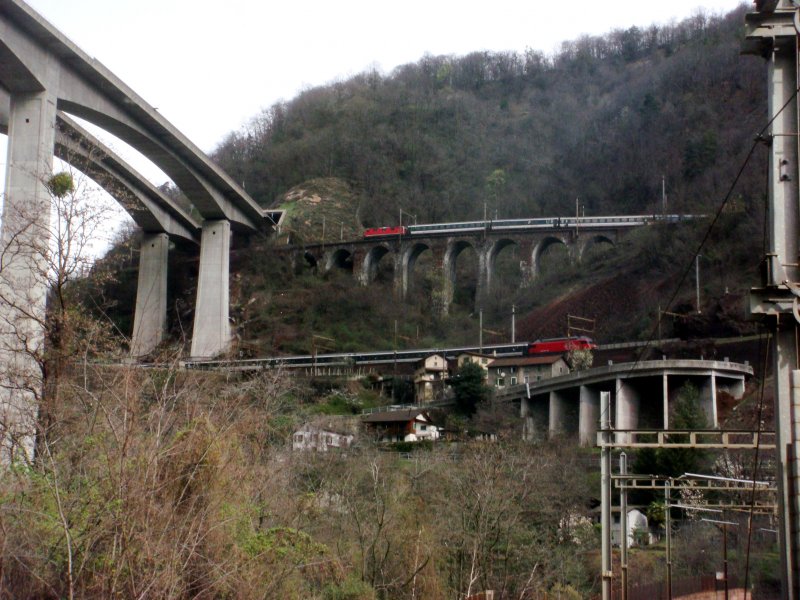 Zwei IRs sind am 03.04.2008 in der Biaschina Schlucht unterwegs.Einmal mit Re 460 069 auf der mittleren Ebene und mit der ebenzuvor bereits abgelichteten Re 4/4 II 11156
