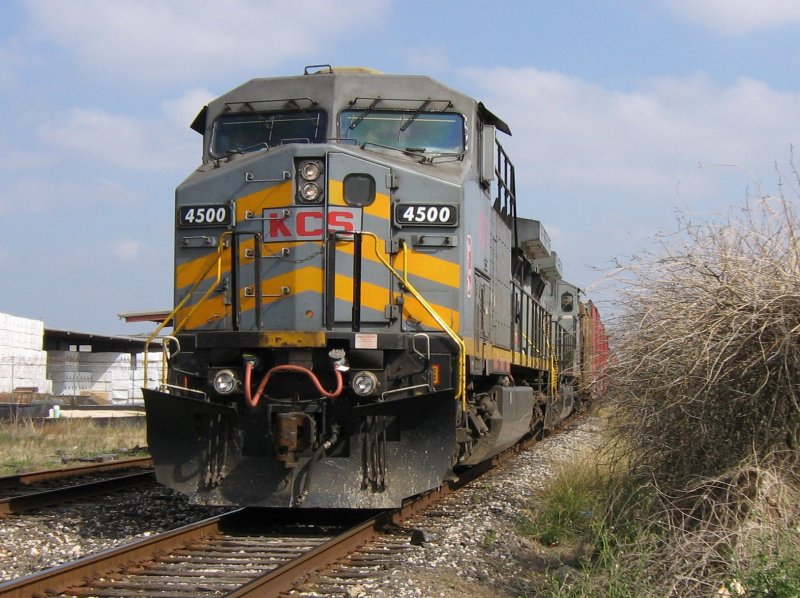 Zwei Kansas City Southern (KCS) Loks mit einem Gterzug am 25.2.2008 in Houston (Texas).