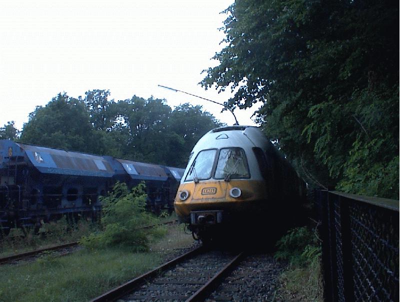Zwei Komplettzge des ET 403 stehen zur Zeit in Berlin Spandau (Johannisstift). Hier die Frontansicht eines der Zge. 23.7.2002