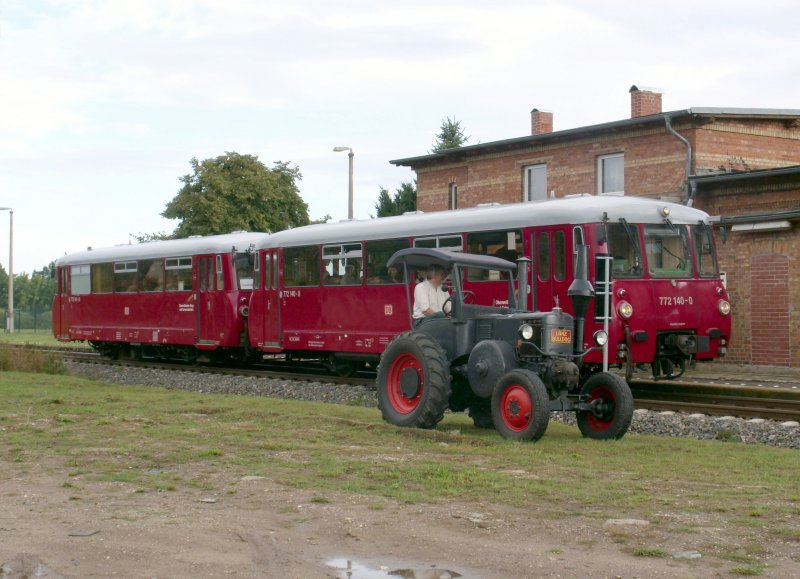  Zwei-Lnder-Rundfahrt durch die Toskana des Ostens  - so nannte die IG Unstrutbahn e. V. die Tour Naumburg-Artern-Smmerda-Naumburg, welche sie fr alle Liebhaber der Unstrut- und der Pfefferminzbahn, aber besonders fr  Ferkeltaxen -Fans organisiert hatte.
Im Hp Kirchscheidungen, unweit von Laucha, gab es als berraschung eine  Begegnung der besonderen Art .
(07.09.2008)
www.unstrutbahn.de
