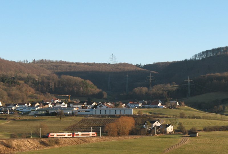 Zwei leider unbekannt gebliebene 650er fuhren am 8.2.2008 kurz vor Sonnenuntergang nach Ulm, nchster Halt der Garnitur war Hofen. Aufgenommen bei Wagenrain in der Nhe von Aalen.