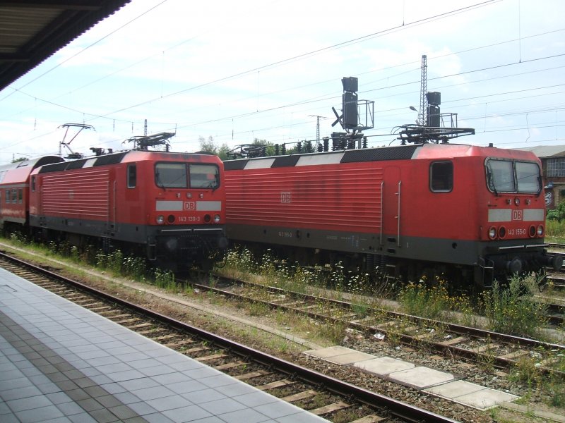 Zwei Lokomotiven der Baureihe 143 (143 130-3 und 143 155-0) stehen am 09.07.08 im Hbf Magdeburg und warten auf den nchsten Einsatz.