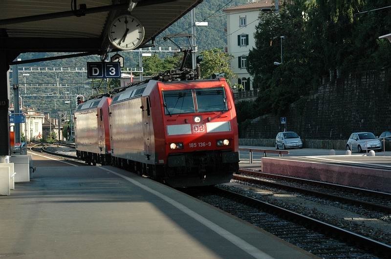 Zwei Lokomotiven der Baureihe 185 bei der Durchfahrt durch den Bf. Lugano (Schweiz) am 27.6.2008