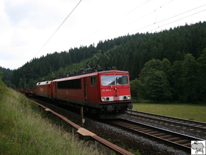 Zwei Lokomotiven (vorne 155 108-4) befrderten am 18. Juni 2008 einen gemischten Gterzug ber die Frankenwaldrampe. Das Foto entstand kurz hinter dem Scheidelpunkt der Strecke, welcher mit 594 Meter ber normal Null im Bahnhof Steinbach am Wald liegt, zwischen Steinbach am Wald und Frtschendorf im Landkreis Kronach.