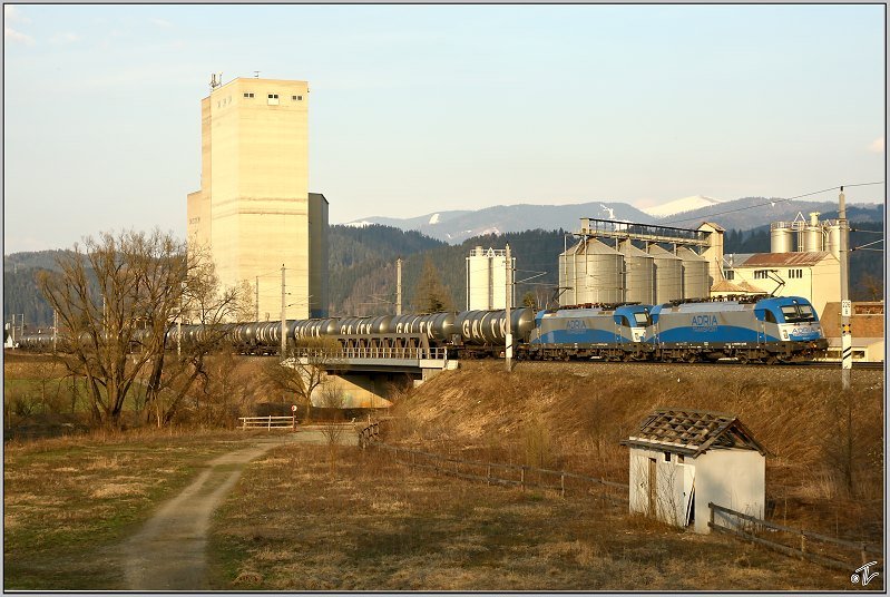 Zwei Loks 1216 921 + 920 der Adria Transport fahren mit dem LTE Kesselwagenzug 48431 von Schwechat nach Koper.
Knittelfeld 6.4.2009