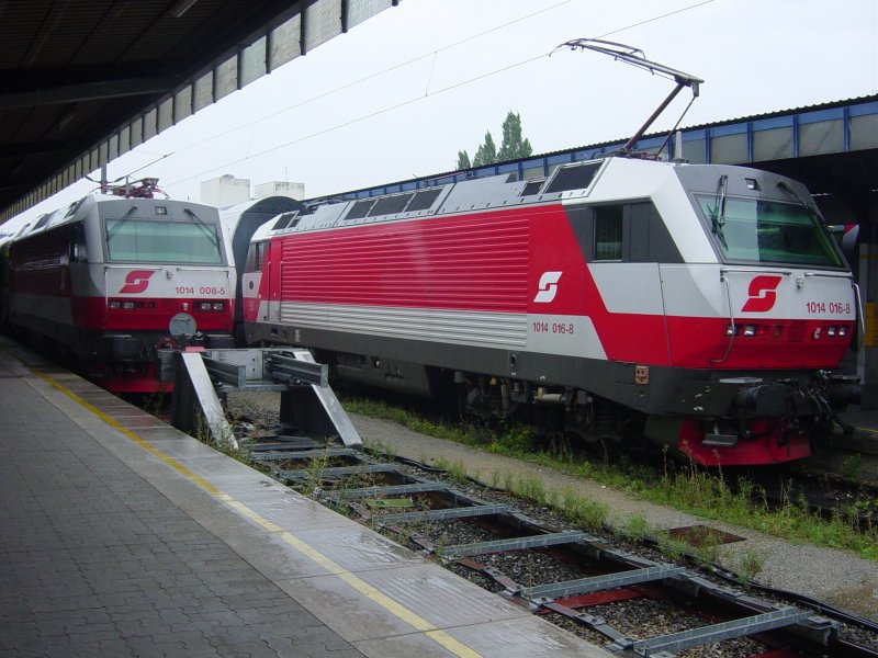 Zwei Loks der Baureihe 1014 stehen in Wien Sdbahnhof mit ein einzelstckigen CityShuttle und ein doppelstckigen CityShuttle. 